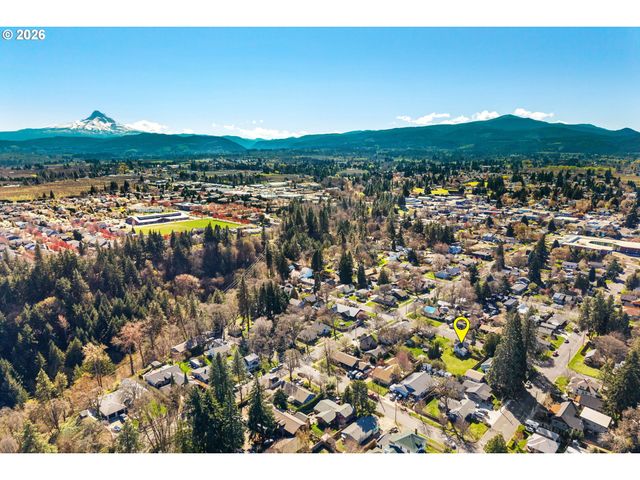 1011 5th St, Hood River, OR 97031