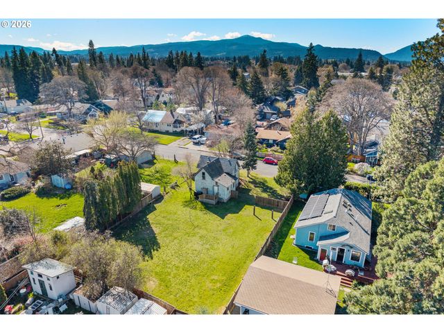 1011 5th St, Hood River, OR 97031