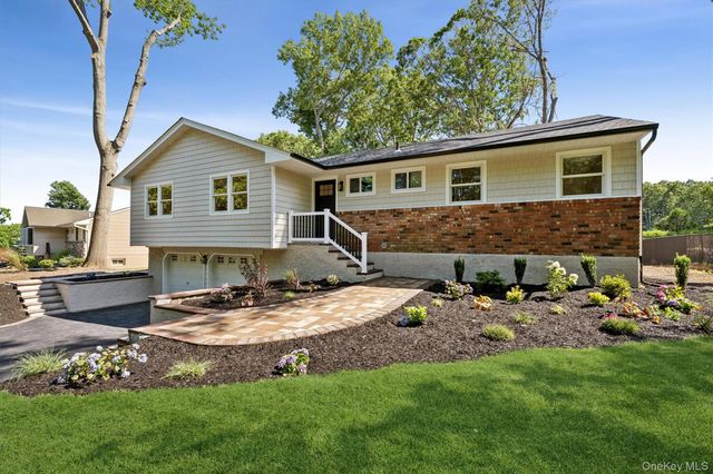 20 Camelia Place, Hauppauge, NY 11788