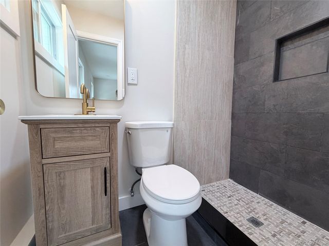 20 Camelia Place, Hauppauge, NY 11788