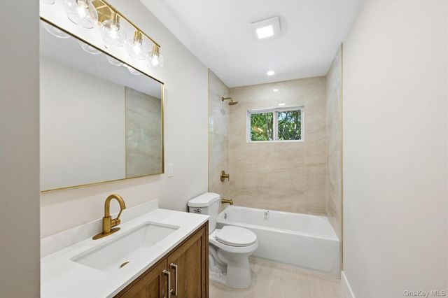 20 Camelia Place, Hauppauge, NY 11788