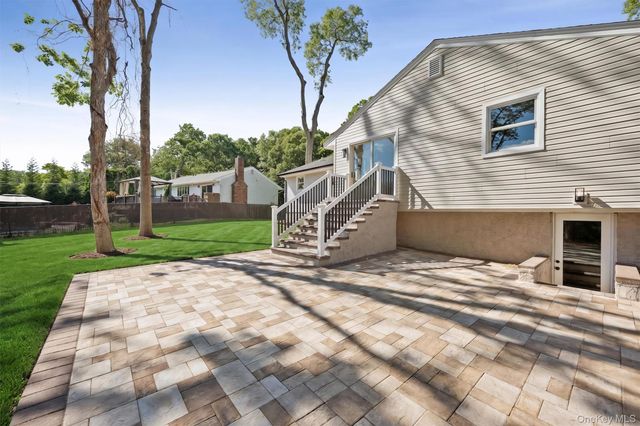 20 Camelia Place, Hauppauge, NY 11788