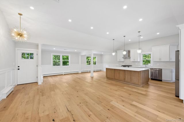 20 Camelia Place, Hauppauge, NY 11788