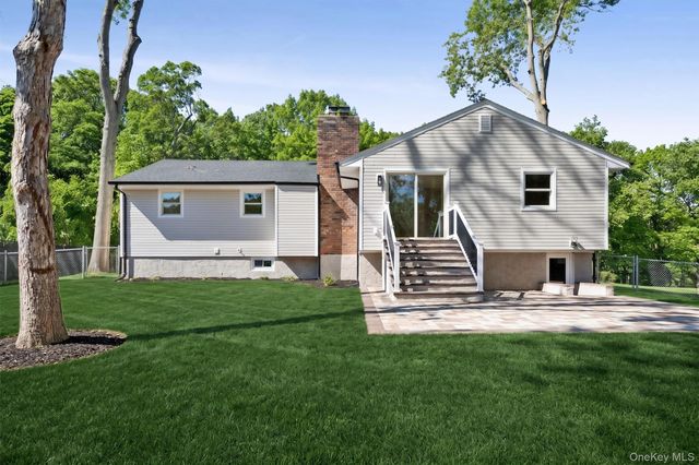 20 Camelia Place, Hauppauge, NY 11788