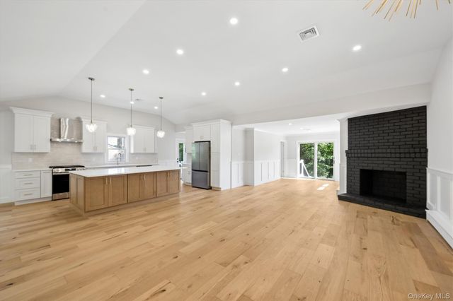 20 Camelia Place, Hauppauge, NY 11788