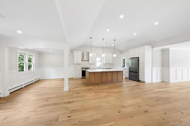20 Camelia Place, Hauppauge, NY 11788