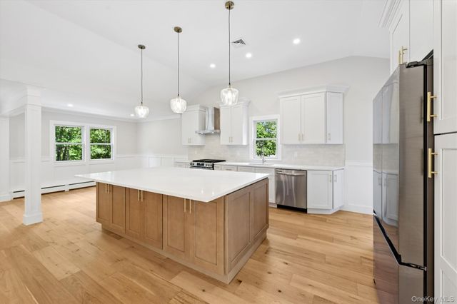 20 Camelia Place, Hauppauge, NY 11788