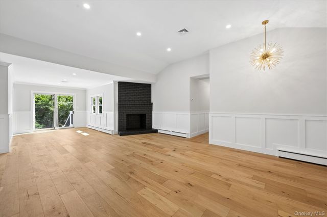 20 Camelia Place, Hauppauge, NY 11788