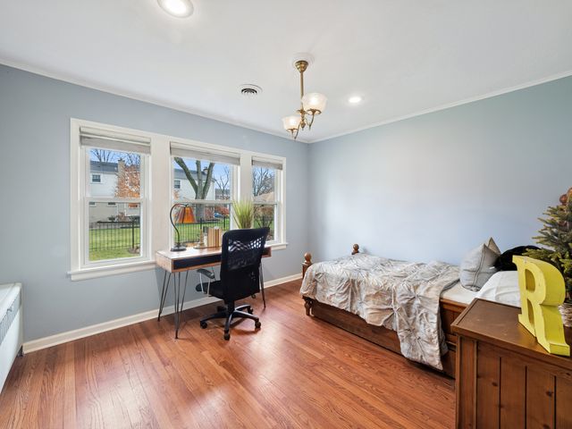 295 Ardmore Road, Des Plaines, IL 60016