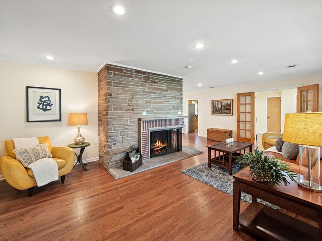 295 Ardmore Road, Des Plaines, IL 60016