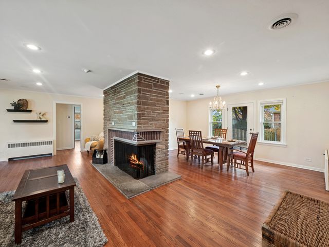 295 Ardmore Road, Des Plaines, IL 60016