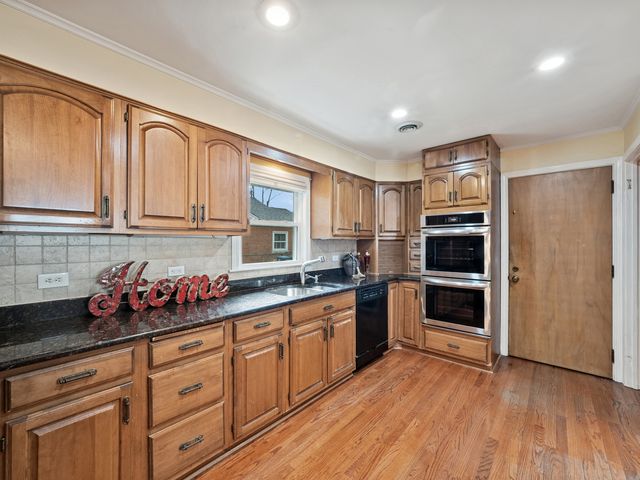 295 Ardmore Road, Des Plaines, IL 60016