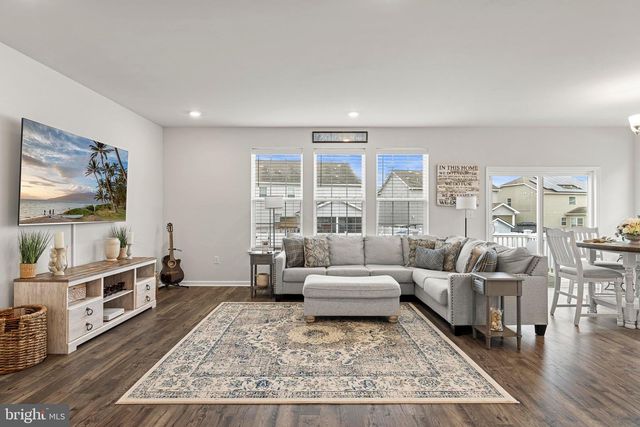 15 HOLLOWAY AVE, Manahawkin, NJ 08050