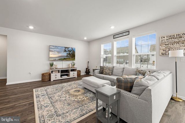 15 HOLLOWAY AVE, Manahawkin, NJ 08050