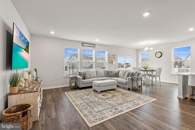 15 HOLLOWAY AVE, Manahawkin, NJ 08050