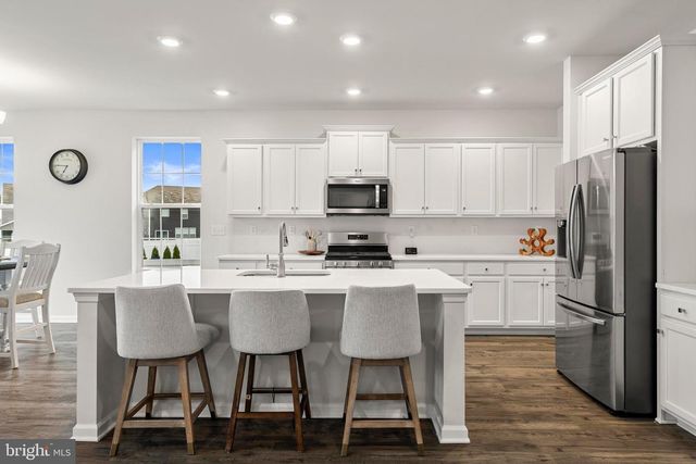 15 HOLLOWAY AVE, Manahawkin, NJ 08050