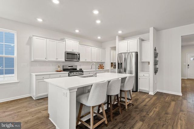 15 HOLLOWAY AVE, Manahawkin, NJ 08050