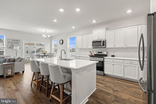 15 HOLLOWAY AVE, Manahawkin, NJ 08050