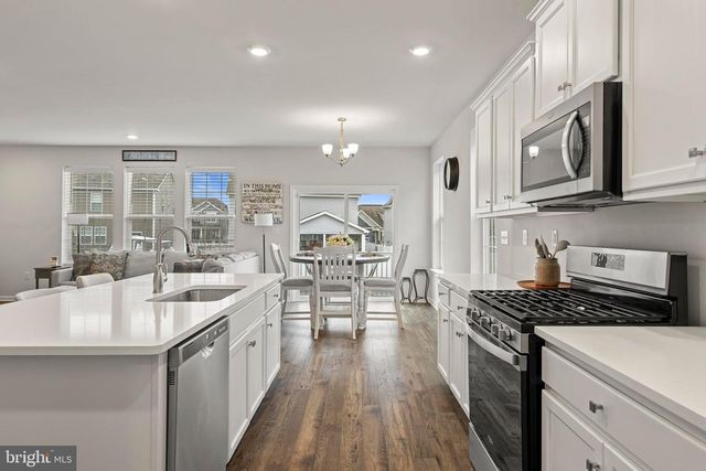 15 HOLLOWAY AVE, Manahawkin, NJ 08050