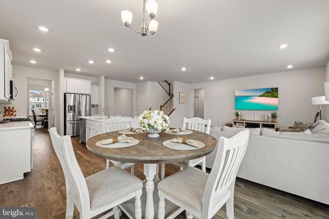 15 HOLLOWAY AVE, Manahawkin, NJ 08050