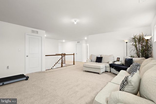 15 HOLLOWAY AVE, Manahawkin, NJ 08050