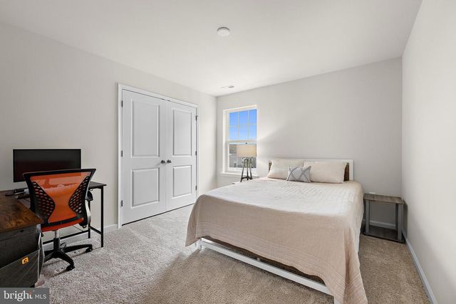 15 HOLLOWAY AVE, Manahawkin, NJ 08050