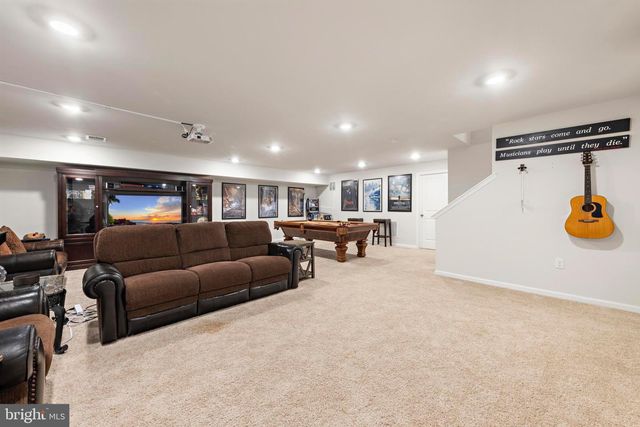 15 HOLLOWAY AVE, Manahawkin, NJ 08050