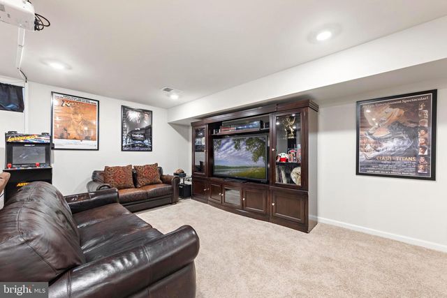 15 HOLLOWAY AVE, Manahawkin, NJ 08050