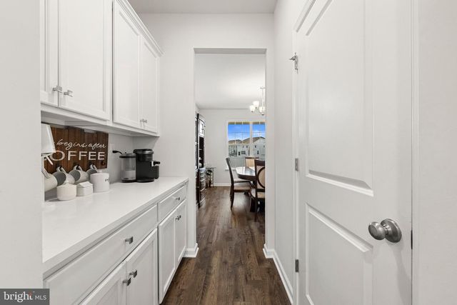 15 HOLLOWAY AVE, Manahawkin, NJ 08050