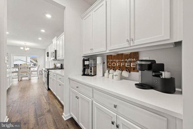 15 HOLLOWAY AVE, Manahawkin, NJ 08050