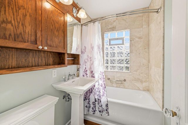 6142 N Apple Blossom LANE, Milwaukee, WI 53217