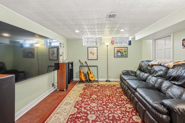 6142 N Apple Blossom LANE, Milwaukee, WI 53217