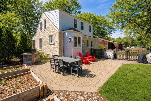 6142 N Apple Blossom LANE, Milwaukee, WI 53217