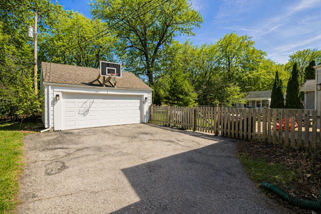 6142 N Apple Blossom LANE, Milwaukee, WI 53217