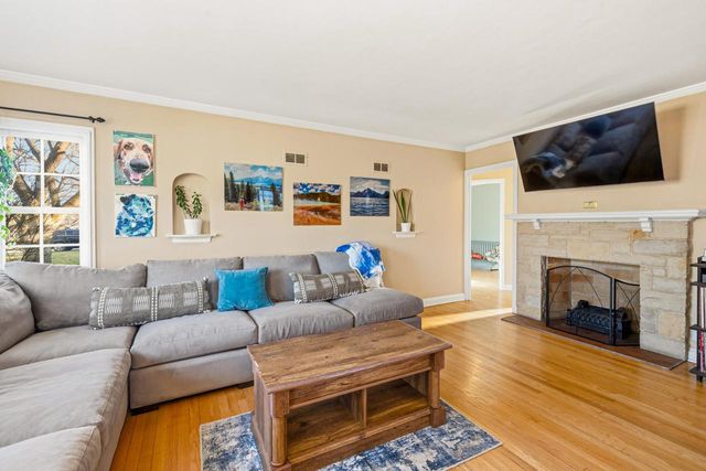 6142 N Apple Blossom LANE, Milwaukee, WI 53217