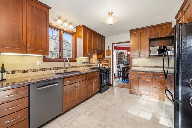 6142 N Apple Blossom LANE, Milwaukee, WI 53217