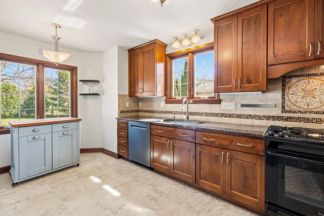 6142 N Apple Blossom LANE, Milwaukee, WI 53217