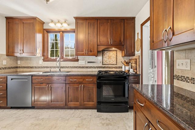 6142 N Apple Blossom LANE, Milwaukee, WI 53217