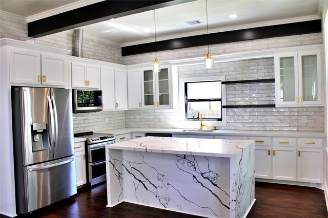 678 Colorado Street, Glidden, TX 78943