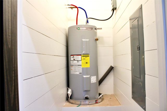 678 Colorado Street, Glidden, TX 78943