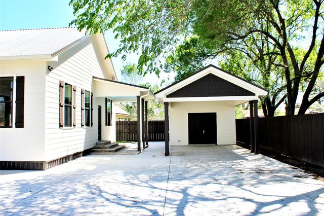 678 Colorado Street, Glidden, TX 78943