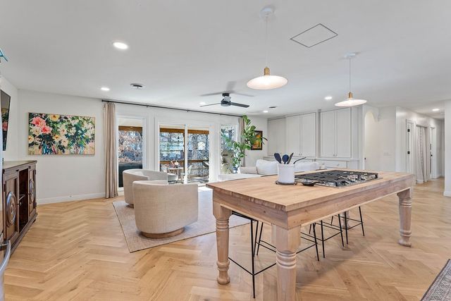 825 N Lakeview Drive, Rogers, AR 72756