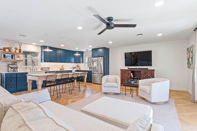 825 N Lakeview Drive, Rogers, AR 72756