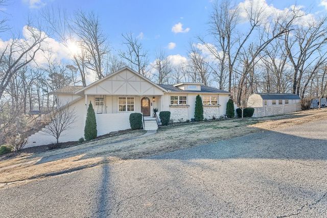 825 N Lakeview Drive, Rogers, AR 72756
