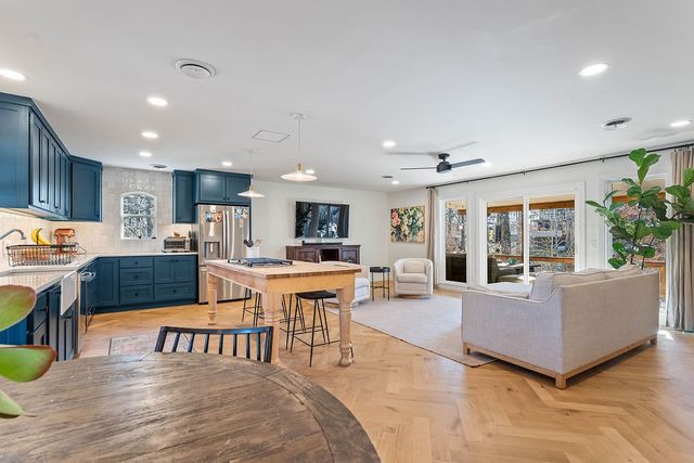 825 N Lakeview Drive, Rogers, AR 72756