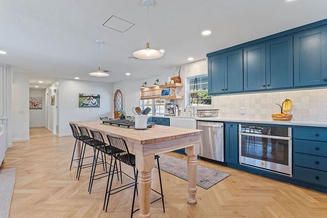 825 N Lakeview Drive, Rogers, AR 72756