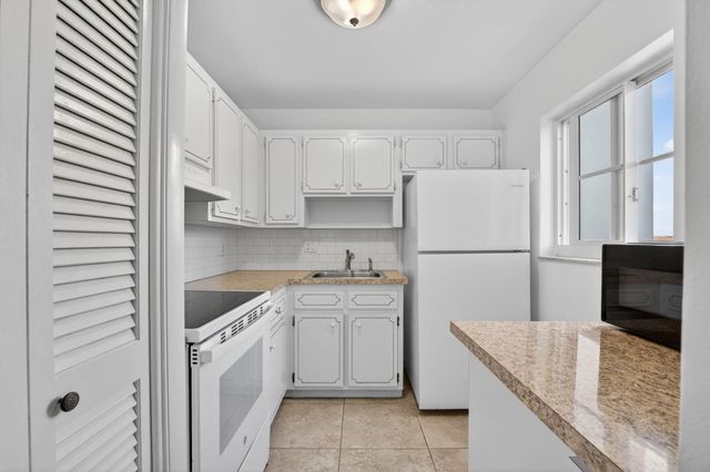 941 Crystal Lake Drive 302, Deerfield Beach, FL 33064