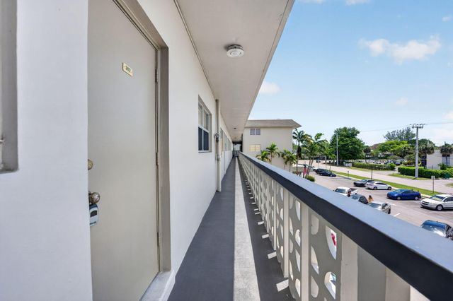 941 Crystal Lake Drive 302, Deerfield Beach, FL 33064