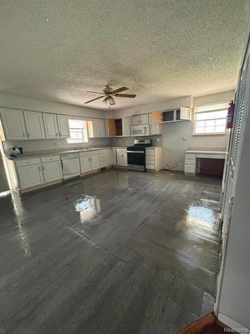 22820 Beechwood Avenue, Eastpointe, MI 48021