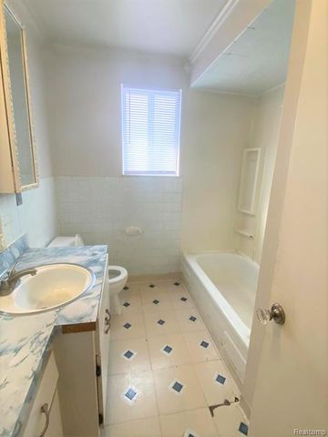 22820 Beechwood Avenue, Eastpointe, MI 48021